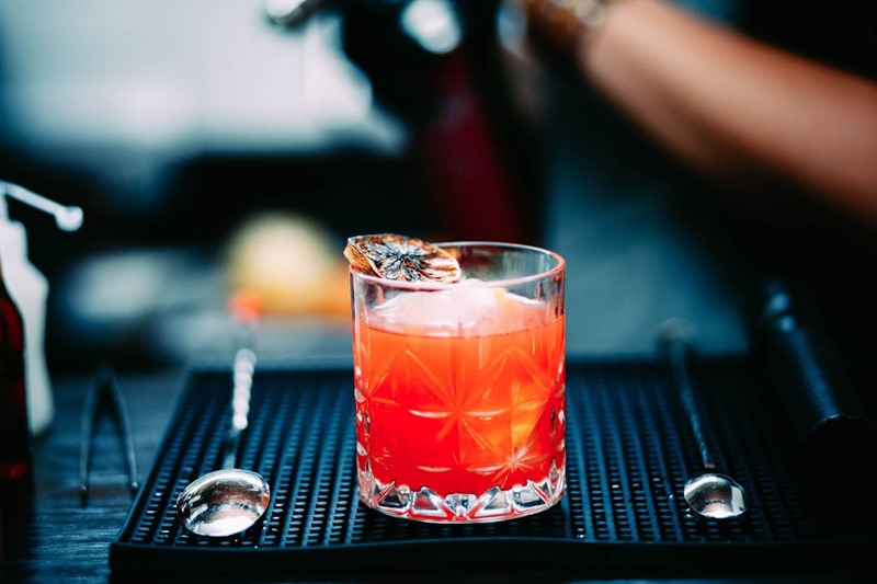 L'aperitivo perfetto: storia, bevande e l'arte del servizio