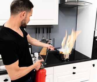 Il Primo Soccorso in cucina: come fermare le emorragie, trattare le ustioni e riconoscere le intossicazioni e le reazioni allergiche gravi