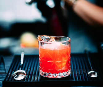 L'aperitivo perfetto: storia, bevande e l'arte del servizio