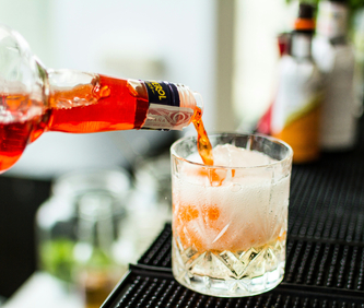 L'aperitivo perfetto: storia, bevande e l'arte del servizio